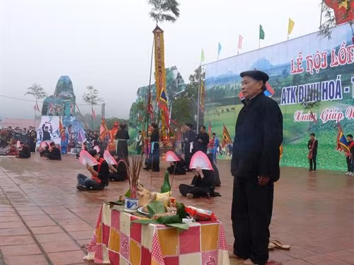 Nghi lễ cầu phúc, cầu mùa theo phong tục cổ truyền được thực hiện tại sân khấu lễ hội.