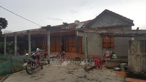 Mưa to kèm theo lốc xoáy đã làm 140 mái nhà của các hộ dân ở xã Hương Xuân và Hương Vĩnh bị hư hỏng và tốc mái. Ảnh: TTXVN phát