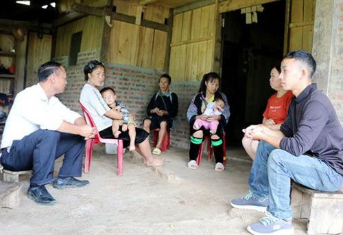 Cán bộ Hội Phụ nữ và MTTQ xã Hầu Thào vận động gia đình bà Sùng Thị Sú (thôn Thào Hồng Dến) không tổ chức cưới cho con khi chưa đủ tuổi kết hôn. Ảnh: baolaocai.vn Cán bộ Hội Phụ nữ và MTTQ xã Hầu Thào vận động gia đình bà Sùng Thị Sú (thôn Thào Hồng Dến) không tổ chức cưới cho con khi chưa đủ tuổi kết hôn. Ảnh: baolaocai.vn