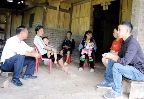 Cán bộ Hội Phụ nữ và MTTQ xã Hầu Thào vận động gia đình bà Sùng Thị Sú (thôn Thào Hồng Dến) không tổ chức cưới cho con khi chưa đủ tuổi kết hôn. Ảnh: baolaocai.vn