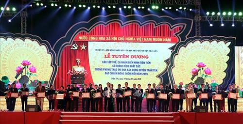 Các tập thể, cá nhân được lãnh đạo tỉnh Yên Bái trao tặng bằng khen vì có thành tích xuất sắc trong xây dựng nông thôn mới. Ảnh: Tuấn Anh - TTXVN Các tập thể, cá nhân được lãnh đạo tỉnh Yên Bái trao tặng bằng khen vì có thành tích xuất sắc trong xây dựng nông thôn mới. Ảnh: Tuấn Anh - TTXVN