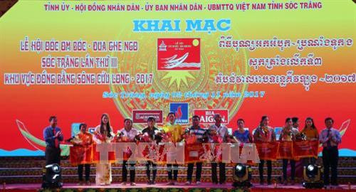 Trao cờ Lưu niệm cho các đội ghe đua. Ảnh: Trung Hiếu – TTXVN