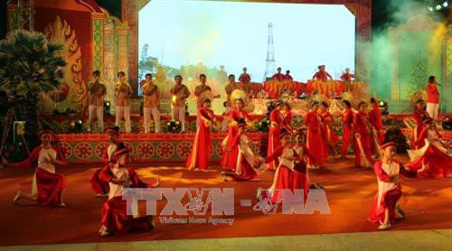 Biểu diễn văn nghệ chào mừng Lễ hội. Ảnh: Trung Hiếu - TTXVN