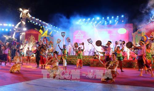 Biểu diễn nghệ thuật trong lễ Khai mạc. Ảnh: Trung Hiếu – TTXVN