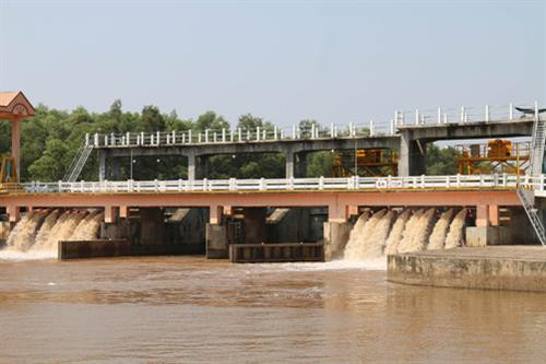 Các trạm bơm ở Tiền Giang đang chuẩn bị để lấy nước ngọt. Ảnh: Minh Trí - TTXVN Các trạm bơm ở Tiền Giang đang chuẩn bị để lấy nước ngọt. Ảnh: Minh Trí - TTXVN