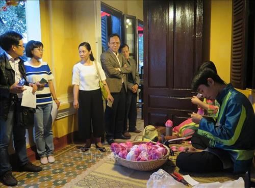 Xã Phú Mậu thu hút khách tham quan nghề làm hoa sen giấy Thanh Tiên. Ảnh: Quốc Việt - TTXVN