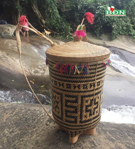 Gùi có nắp được đan rất kỳ công Gùi có nắp được đan rất kỳ công