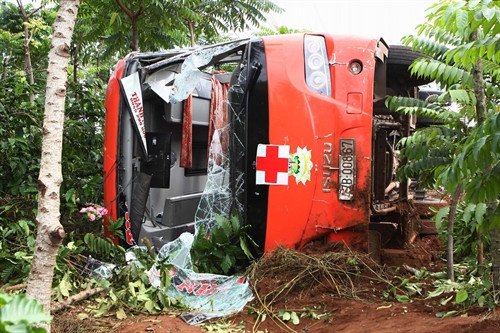 Xe khách của nhà xe Thanh Nhàn bị hư hỏng nặng. Ảnh Dương Giang- TTXVN