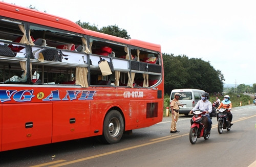 Xe khách của nhà xe Hồng Anh bị vỡ kính sau cú va chạm mạnh. Ảnh Dương Giang- TTXVN