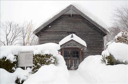 Đường đi, lối vào các ngôi nhà trong làng Kaitaku phủ đầy tuyết trắng. Ảnh: Thành Hữu - PV TTXVN tại Nhật Bản Tháp chuông của làng Kaitaku bên cạnh một ngôi nhà theo kiến trúc truyền thống Nhật Bản. Ảnh: Thành Hữu - PV TTXVN tại Nhật Bản Một quán mì Soba trong làng Kaitaku với thiết kế theo kiến trúc truyền thống Nhật Bản. Ảnh: Thành Hữu - PV TTXVN tại Nhật Bản Vào tháng 2, làng Kaitaku được bao phủ bởi lớp tuyết trắng. Ảnh: Thành Hữu - PV TTXVN tại Nhật Bản Một quán trà trong làng Kaitaku được bao phủ bởi tuyết trắng. Ảnh: Thành Hữu - PV TTXVN tại Nhật Bản Mái vòm và tường gỗ với các ô cửa trấn song dọc là kiểu kiến trúc tiêu biểu trong các ngôi đền của Nhật Bản. Ảnh: Thành Hữu - PV TTXVN tại Nhật Bản Bếp than hồng để sưởi ấm hoặc nướng đồ ăn là đặc trưng nổi bật của một ngôi nhà truyền thống tại Hokkaido. Ảnh: Thành Hữu - PV TTXVN tại Nhật Bản Bên trong một ngôi nhà truyền thống tại Hokkaido. Ảnh: Thành Hữu - PV TTXVN tại Nhật Bản Kiến trúc hiện đại phương Tây tại làng Kaitaku. Ảnh: Thành Hữu - PV TTXVN tại Nhật Bản Ngôi nhà theo phong cách truyền thống tại làng Kaitaku. Ảnh: Thành Hữu - PV TTXVN tại Nhật Bản Ngôi nhà thiết kế theo kiến trúc phương Tây trong làng Kaitaku. Ảnh: Thành Hữu - PV TTXVN tại Nhật Bản Nhà thờ Công giáo nhỏ tại làng Kaitaku. Ảnh: Thành Hữu - PV TTXVN tại Nhật Bản Đường trong làng Kaitaku phủ đầy tuyết trắng. Ảnh: Thành Hữu - PV TTXVN tại Nhật Bản Đường đi, lối vào các ngôi nhà trong làng Kaitaku phủ đầy tuyết trắng. Ảnh: Thành Hữu - PV TTXVN tại Nhật Bản Tháp chuông của làng Kaitaku bên cạnh một ngôi nhà theo kiến trúc truyền thống Nhật Bản. Ảnh: Thành Hữu - PV TTXVN tại Nhật Bản Một quán mì Soba trong làng Kaitaku với thiết kế theo kiến trúc truyền thống Nhật Bản. Ảnh: Thành Hữu - PV TTXVN tại Nhật Bản Vào tháng 2, làng Kaitaku được bao phủ bởi lớp tuyết trắng. Ảnh: Thành Hữu - PV TTXVN tại Nhật Bản Một quán trà trong làng Kaitaku được bao phủ bởi tuyết trắng. Ảnh: Thành Hữu - PV TTXVN tại Nhật Bản Mái vòm và tường gỗ với các ô cửa trấn song dọc là kiểu kiến trúc tiêu biểu trong các ngôi đền của Nhật Bản. Ảnh: Thành Hữu - PV TTXVN tại Nhật Bản Bếp than hồng để sưởi ấm hoặc nướng đồ ăn là đặc trưng nổi bật của một ngôi nhà truyền thống tại Hokkaido. Ảnh: Thành Hữu - PV TTXVN tại Nhật Bản Bên trong một ngôi nhà truyền thống tại Hokkaido. Ảnh: Thành Hữu - PV TTXVN tại Nhật Bản Kiến trúc hiện đại phương Tây tại làng Kaitaku. Ảnh: Thành Hữu - PV TTXVN tại Nhật Bản Ngôi nhà theo phong cách truyền thống tại làng Kaitaku. Ảnh: Thành Hữu - PV TTXVN tại Nhật Bản Ngôi nhà thiết kế theo kiến trúc phương Tây trong làng Kaitaku. Ảnh: Thành Hữu - PV TTXVN tại Nhật Bản Nhà thờ Công giáo nhỏ tại làng Kaitaku. Ảnh: Thành Hữu - PV TTXVN tại Nhật Bản Đường trong làng Kaitaku phủ đầy tuyết trắng. Ảnh: Thành Hữu - PV TTXVN tại Nhật Bản