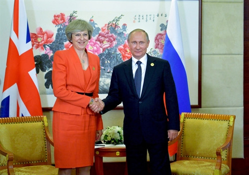 Thủ tướng Anh Theresa May và Tổng thống Nga Vladimir Putin (phải) tại cuộc gặp ở Hàng Châu. EPA/TTXVN