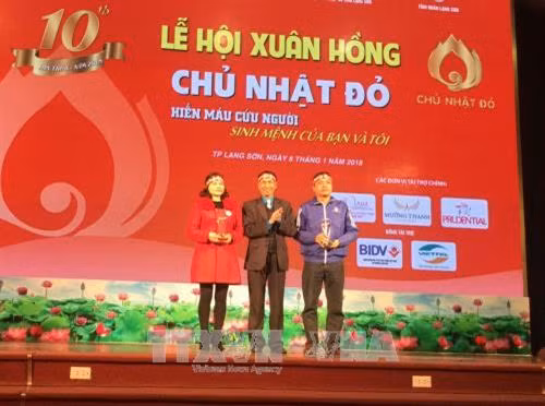 Ban tổ chức trao cúp lưu niệm cho các đơn vị đồng hành. Ảnh: Doãn Hoàng Nam - TTXVN