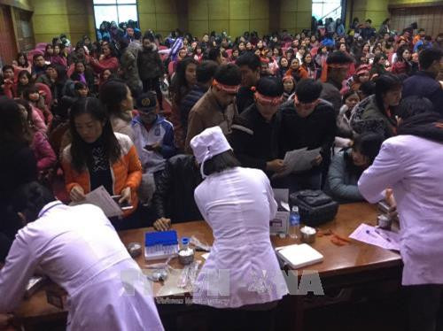 Hơn 800 đoàn viên thanh niên cùng nhiều người dân đã đến tham dự và đăng ký hiến máu. Ảnh: Doãn Hoàng Nam - TTXVN Hơn 800 đoàn viên thanh niên cùng nhiều người dân đã đến tham dự và đăng ký hiến máu. Ảnh: Doãn Hoàng Nam - TTXVN
