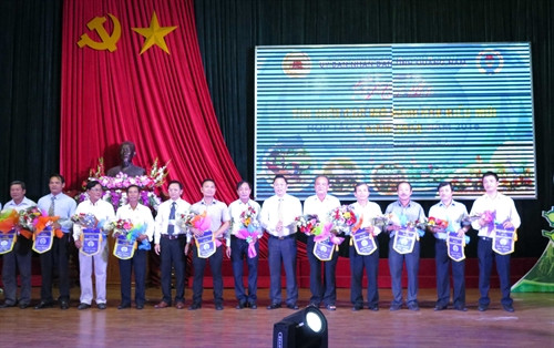 Ban tổ chức tặng cờ lưu niệm cho các đội dự thi. Ảnh: Đỗ Trưởng- TTXVN Ban tổ chức tặng cờ lưu niệm cho các đội dự thi. Ảnh: Đỗ Trưởng- TTXVN