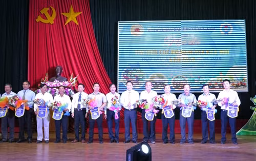 Ban tổ chức tặng cờ lưu niệm cho các đội dự thi. Ảnh: Đỗ Trưởng- TTXVN