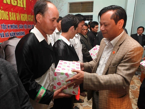 Tặng quà Tết cho đồng bào. Tặng quà Tết cho đồng bào.