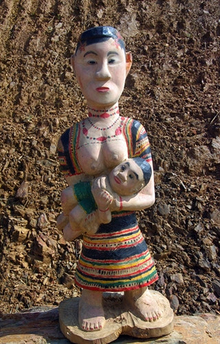 Hình tượng người phụ nữ trên tượng gỗ của người Cơ Tu ảnh 1 Hình tượng người phụ nữ trên tượng gỗ của người Cơ Tu ảnh 1