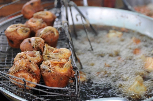 Công đoạn chiên bánh Cống.