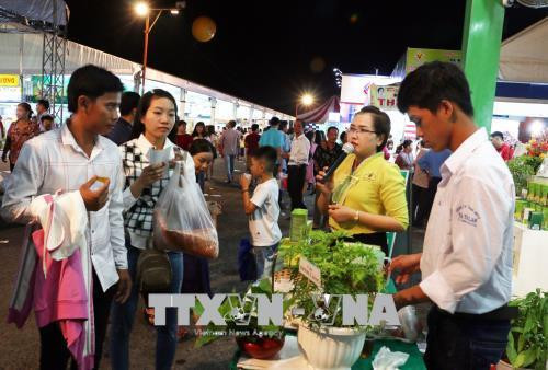 Khách tham quan, mua sắm tại các gian hàng trong hội chợ. Ảnh: Công Mạo -TTXVN Khách tham quan, mua sắm tại các gian hàng trong hội chợ. Ảnh: Công Mạo -TTXVN