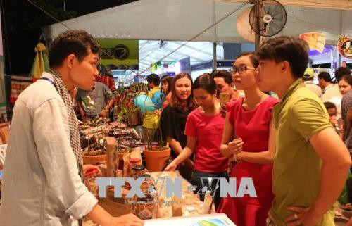 Khách tham quan, mua sắm tại các gian hàng trong hội chợ. Ảnh: Công Mạo -TTXVN Khách tham quan, mua sắm tại các gian hàng trong hội chợ. Ảnh: Công Mạo -TTXVN