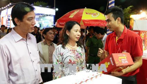 Đại biểu tham quan các gian hàng tại hội chợ. Ảnh: Công Mạo-TTXVN Đại biểu tham quan các gian hàng tại hội chợ. Ảnh: Công Mạo-TTXVN