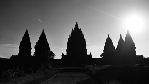 Prambanan mở cửa từ 6h đến 18h mỗi ngày. Du khách chỉ có thể mua vé từ sáng sớm cho đến 17h15. Giá vé cho du khách nước ngoài là 25 USD/người (khoảng 530.000 đồng). Nếu có thẻ học sinh, sinh viên bạn sẽ được giảm còn một nửa giá. Thời điểm tham quan đẹp nhất trong ngày là sáng sớm hoặc xế chiều. Prambanan mở cửa từ 6h đến 18h mỗi ngày. Du khách chỉ có thể mua vé từ sáng sớm cho đến 17h15. Giá vé cho du khách nước ngoài là 25 USD/người (khoảng 530.000 đồng). Nếu có thẻ học sinh, sinh viên bạn sẽ được giảm còn một nửa giá. Thời điểm tham quan đẹp nhất trong ngày là sáng sớm hoặc xế chiều.