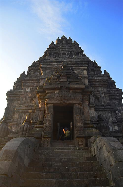 Candi Siva (đền Siva) là tòa tháp cao nhất, nằm ở vị trí trung tâm với chiều cao 47m. Bên ngoài đền là những bức tượng đá và phù điêu Ramayana. Candi Siva (đền Siva) là tòa tháp cao nhất, nằm ở vị trí trung tâm với chiều cao 47m. Bên ngoài đền là những bức tượng đá và phù điêu Ramayana.