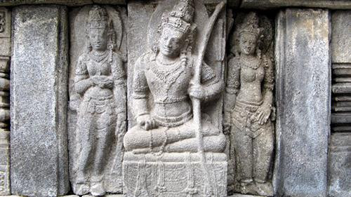 Hình ảnh các vị thần Hindu đều được tạc tượng hoặc chạm trổ thành tranh phù điêu và được trang trí quanh các tòa tháp. Hình ảnh các vị thần Hindu đều được tạc tượng hoặc chạm trổ thành tranh phù điêu và được trang trí quanh các tòa tháp.