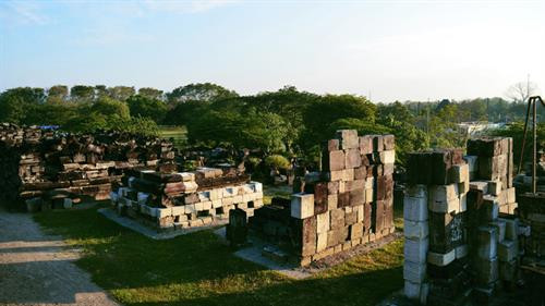 Prambanan là một trong những nơi nổi tiếng ở Yogyakarta để ngắm hoàng hôn. Khi nắng cuối ngày trải lên từng tòa tháp rêu phong, ngôi đền trở nên bí ẩn một cách lạ thường. Tàn tích của những ngôi đền bị sụp đổ vẫn còn nằm rải rác xung quanh khu vực tham quan mang lại cho du khách thêm cái nhìn mới về khu quần thể. Prambanan là một trong những nơi nổi tiếng ở Yogyakarta để ngắm hoàng hôn. Khi nắng cuối ngày trải lên từng tòa tháp rêu phong, ngôi đền trở nên bí ẩn một cách lạ thường. Tàn tích của những ngôi đền bị sụp đổ vẫn còn nằm rải rác xung quanh khu vực tham quan mang lại cho du khách thêm cái nhìn mới về khu quần thể.