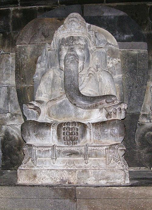 Trong hình là bức tượng thần voi Ganesh nằm bên trong tòa tháp cao nhất. Đây là một trong những vị thần trong văn hóa Hindu tượng trưng cho tài trí, hạnh phúc và sự thành công. Trong hình là bức tượng thần voi Ganesh nằm bên trong tòa tháp cao nhất. Đây là một trong những vị thần trong văn hóa Hindu tượng trưng cho tài trí, hạnh phúc và sự thành công.