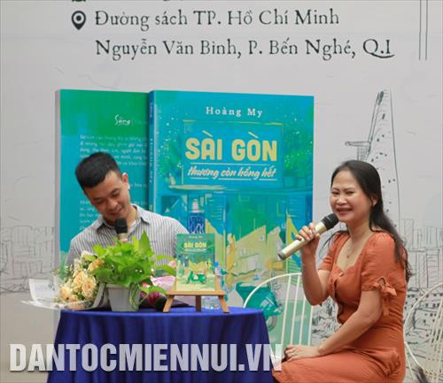 Nhà văn Hoàng My tại buổi ra mắt sách