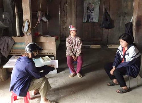 Thầy cô giáo tuyên truyền đến phụ huynh, học sinh các biện pháp phòng, chống dịch bệnh và đi học trở lại đúng thời gian quy định. Ảnh: baolaocai.vn Thầy cô giáo tuyên truyền đến phụ huynh, học sinh các biện pháp phòng, chống dịch bệnh và đi học trở lại đúng thời gian quy định. Ảnh: baolaocai.vn