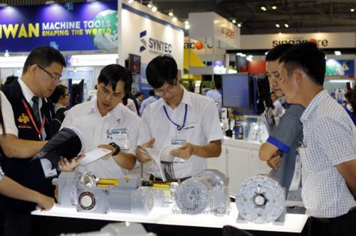 Khách tham quan các gian trưng bày tại triển lãm. Ảnh: Hoàng Hải-TTXVN