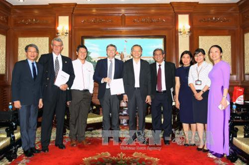 Phó Chủ tịch UBND Thành phố Hồ Chí Minh Lê Văn Khoa với Tổng Giám đốc Công ty TNHH Siam City Cement Việt Nam Philippe Richart cùng các đại biểu. Ảnh: Thanh Vũ - TTXVN