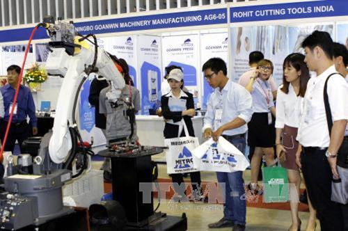 Khách tham quan các gian trưng bày tại triển lãm. Ảnh: Hoàng Hải-TTXVN