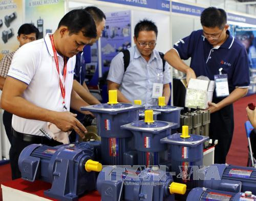 Khách tham quan các gian trưng bày tại triển lãm. Ảnh: Hoàng Hải-TTXVN