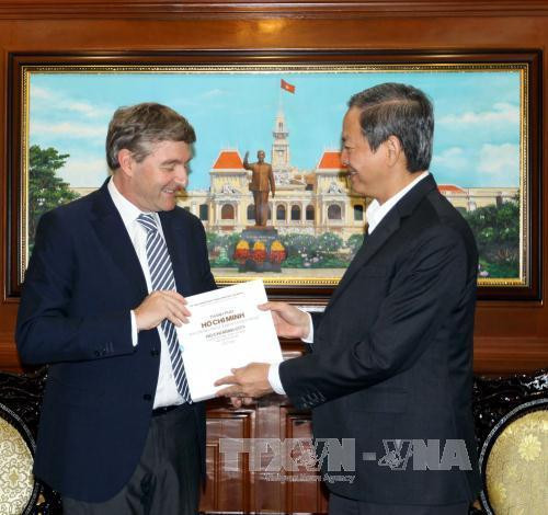 Phó Chủ tịch UBND Thành phố Hồ Chí Minh Lê Văn Khoa tặng quà lưu niệm Tổng Giám đốc Công ty TNHH Siam City Cement Việt Nam Philippe Richart. Ảnh: Thanh Vũ-TTXVN