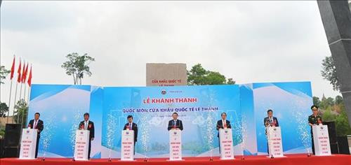 Các đại biểu ấn nút khánh thành Cổng quốc gia. Ảnh: Hoài Nam – TTXVN. Các đại biểu ấn nút khánh thành Cổng quốc gia. Ảnh: Hoài Nam – TTXVN.