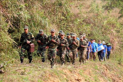 Chương trình tổ chức cho đoàn viên, thanh niên tham gia tuần tra đường biên, mốc quốc giới cùng các cán bộ, chiến sỹ tại Đồn biên phòng Mường Lạn, huyện Sốp Cộp, tỉnh Sơn La. Ảnh: Diệp Anh – TTXVN Chương trình tổ chức cho đoàn viên, thanh niên tham gia tuần tra đường biên, mốc quốc giới cùng các cán bộ, chiến sỹ tại Đồn biên phòng Mường Lạn, huyện Sốp Cộp, tỉnh Sơn La. Ảnh: Diệp Anh – TTXVN