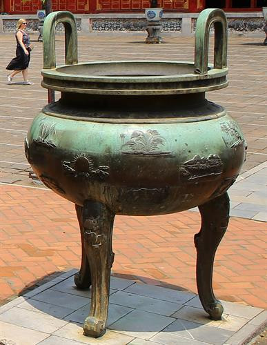 Cao đỉnh, chiếc đỉnh lớn nhất, có trọng lượng 2.601kg, cao 2m50. Cao đỉnh tượng trưng cho vua Gia Long - vị vua sáng lập triều Nguyễn.