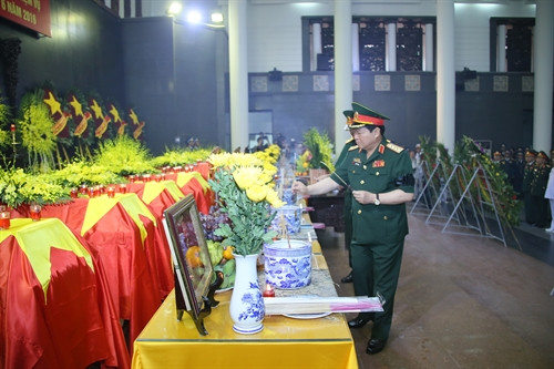 Lãnh đạo Bộ Quốc phòng viếng các thành viên phi hành đoàn máy bay CASA 212. Ảnh: Phan Ngọc Đức – TTXVN