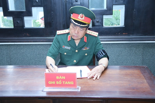 Đại tướng- nguyên Bộ trưởng Bộ Quốc phòng Phùng Quang Thanh ghi sổ tang tại lễ viếng các thành viên phi hành đoàn máy bay CASA 212. Ảnh: Phan Ngọc Đức – TTXVN