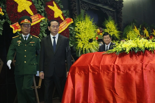 Chủ tịch nước Trần Đại Quang và nguyên Chủ tịch nước Trương Tấn Sang viếng các thành viên phi hành đoàn máy bay CASA 212. Ảnh: Phan Ngọc Đức – TTXVN