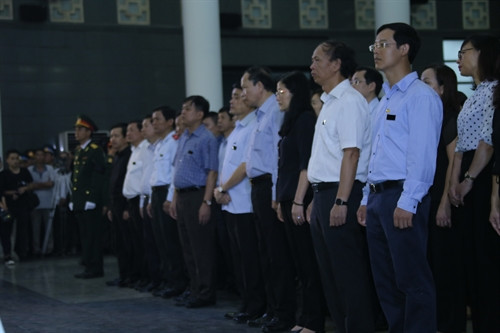 Đại diện các Ban, Ngành, đoàn thể, địa phương viếng các thành viên phi hành đoàn máy bay CASA 212. Ảnh: Phan Ngọc Đức – TTXVN