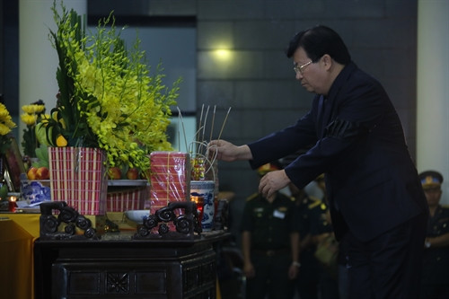 Phó Thủ tướng Chính phủ Trịnh Đình Dũng- Chủ tịch Ủy ban Quốc gia tìm kiếm cứu nạn viếng các thành viên phi hành đoàn máy bay CASA 212. Ảnh: Phan Ngọc Đức – TTXVN