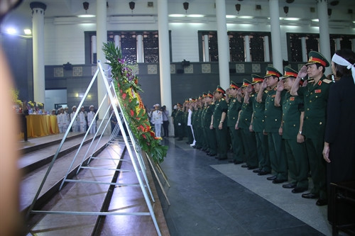 Đoàn Bộ Quốc phòng do Đại tướng Ngô Xuân Lịch, Ủy viên Bộ Chính trị, Phó Bí thư Quân ủy Trung ương, Bộ trưởng Bộ Quốc phòng làm Trưởng đoàn viếng các thành viên phi hành đoàn máy bay CASA 212. Ảnh: Phan Ngọc Đức – TTXVN