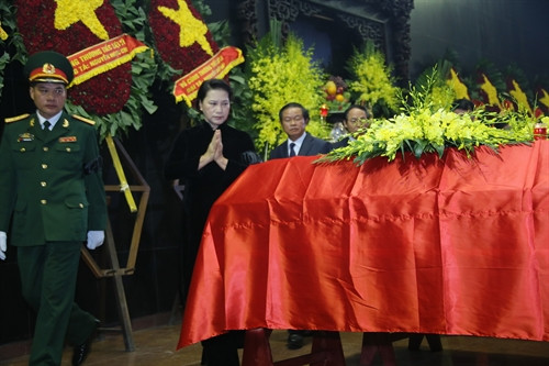 Chủ tịch Quốc hội Nguyễn Thị Kim Ngân viếng các thành viên phi hành đoàn máy bay CASA 212. Ảnh: Phan Ngọc Đức– TTXVN