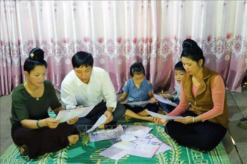 Ngành bảo hiểm tổ chức tuyên truyền lợi ích của bảo hiểm xã hội tự nguyện đến người dân. Ảnh: Hữu Quyết - TTXVN Ngành bảo hiểm tổ chức tuyên truyền lợi ích của bảo hiểm xã hội tự nguyện đến người dân. Ảnh: Hữu Quyết - TTXVN