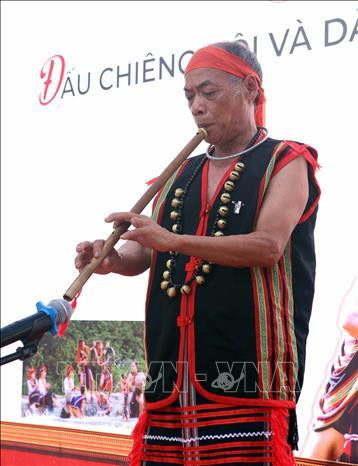 Nghệ nhân diễn các nhạc cụ của đồng bào Cor. Ảnh: Trần Lê Lâm - TTXVN