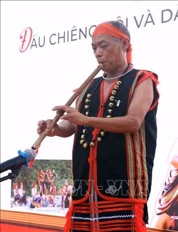 Nghệ nhân diễn các nhạc cụ của đồng bào Cor. Ảnh: Trần Lê Lâm - TTXVN